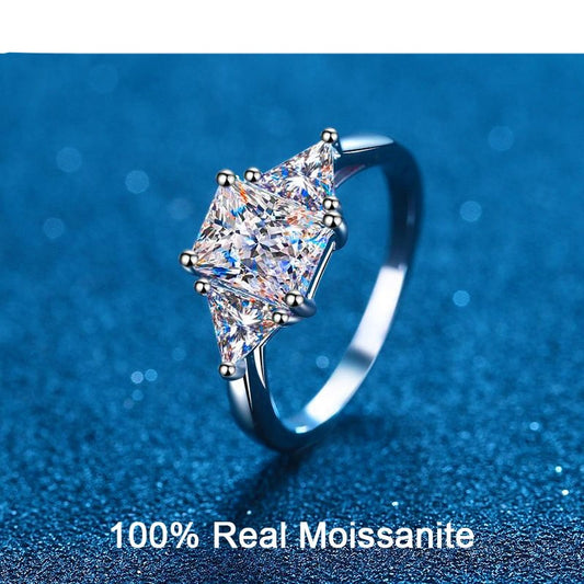 Ring mit 3 Steinen 3-karätiger Smaragdschliff D Farbe vvs1 Moissanit-Diamant. Silberner Luxus-Verlobungsring für Damen