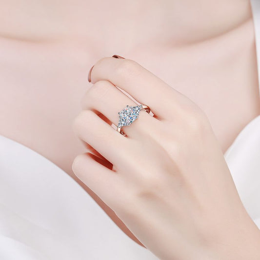 Ring mit 3 Steinen 3-karätiger Smaragdschliff D Farbe vvs1 Moissanit-Diamant. Silberner Luxus-Verlobungsring für Damen